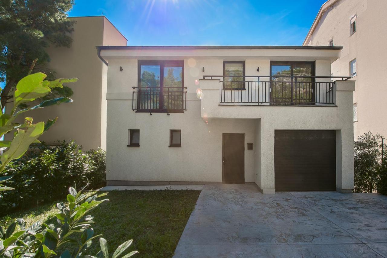 Lazi Sea View Villa *
